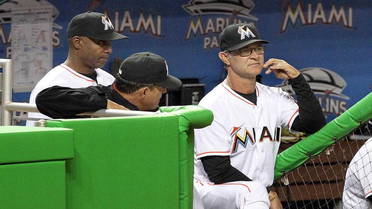 BARRY BONDS, el coach de pitcheo Juan Nieves (c) y el manager Don Mattingly (d) contemplan el juego contra Arizona el 3 de mayo en Miami.
