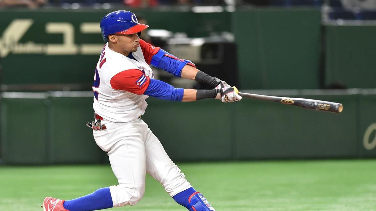 El jugador cubano Víctor Mesa conecta un doble contra Holanda el 15 de marzo de 2017, en el Tokyo Dome en Tokio, Japón.