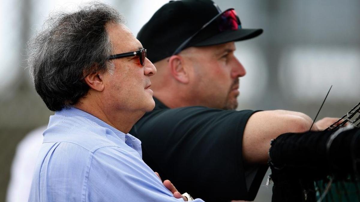 FREDI GONZALEZ (d) junto al propietario de los Marlins Jeffrey Loria durante un entrenamiento primaveral el 24 de febrero del 2014 en Jupiter, Florida.