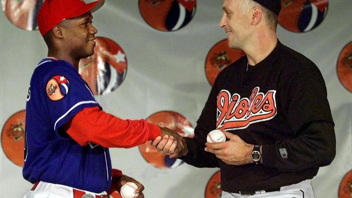 Cal Ripken (der.) y Omar Linares, el 3 de mayo de 1999 en el Camden Yards en Baltimore.