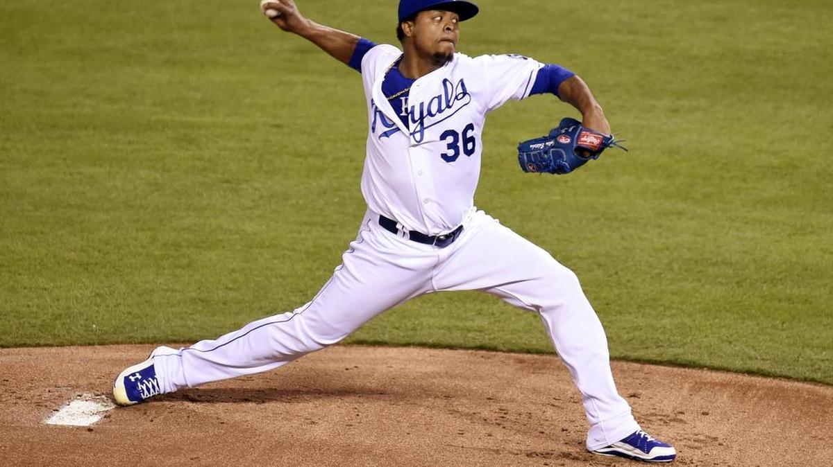 
EL SERPENTINERO dominicano Edinson Volquez en acción con los Reales de Kansas City en la victoria sobre los Azulejos de Toronto en el primer juego de la Serie por el Campeonato de la Liga Americana, el viernes en el Kauffman Stadium.
