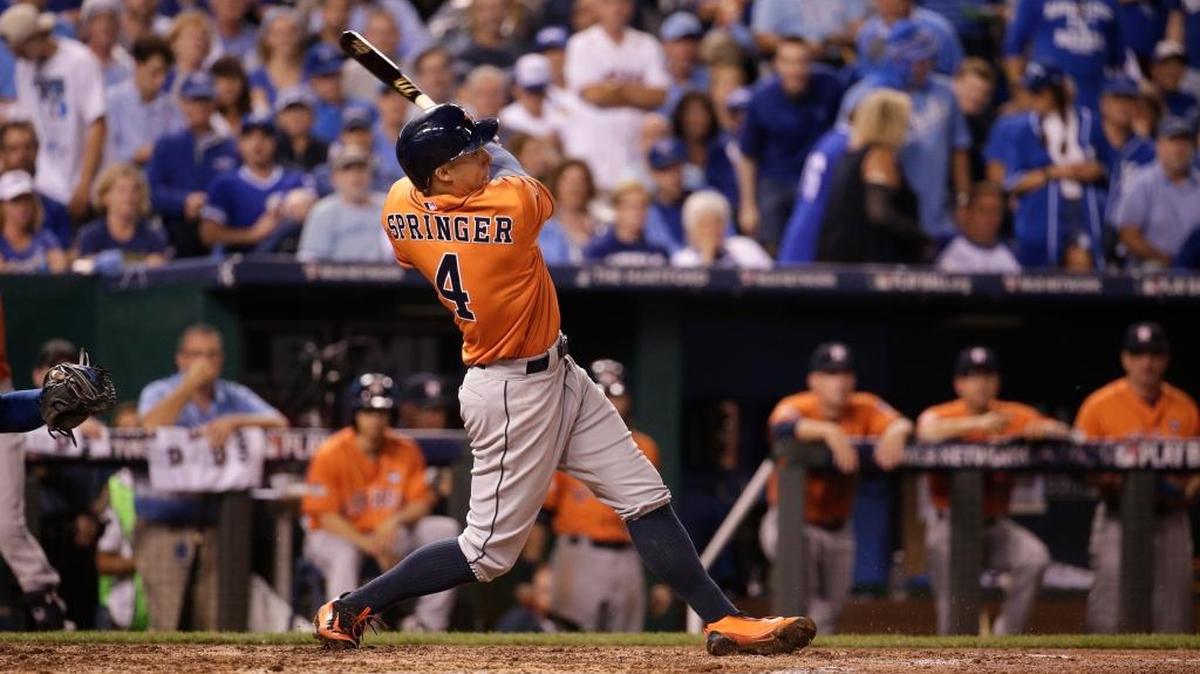 
GEORGE SPRINGER conecta cuadrangular en el quinto inning para los Astros de Houston en la victoria sobre los Reales de Kasas City en los playoffs de la Liga Americana.
