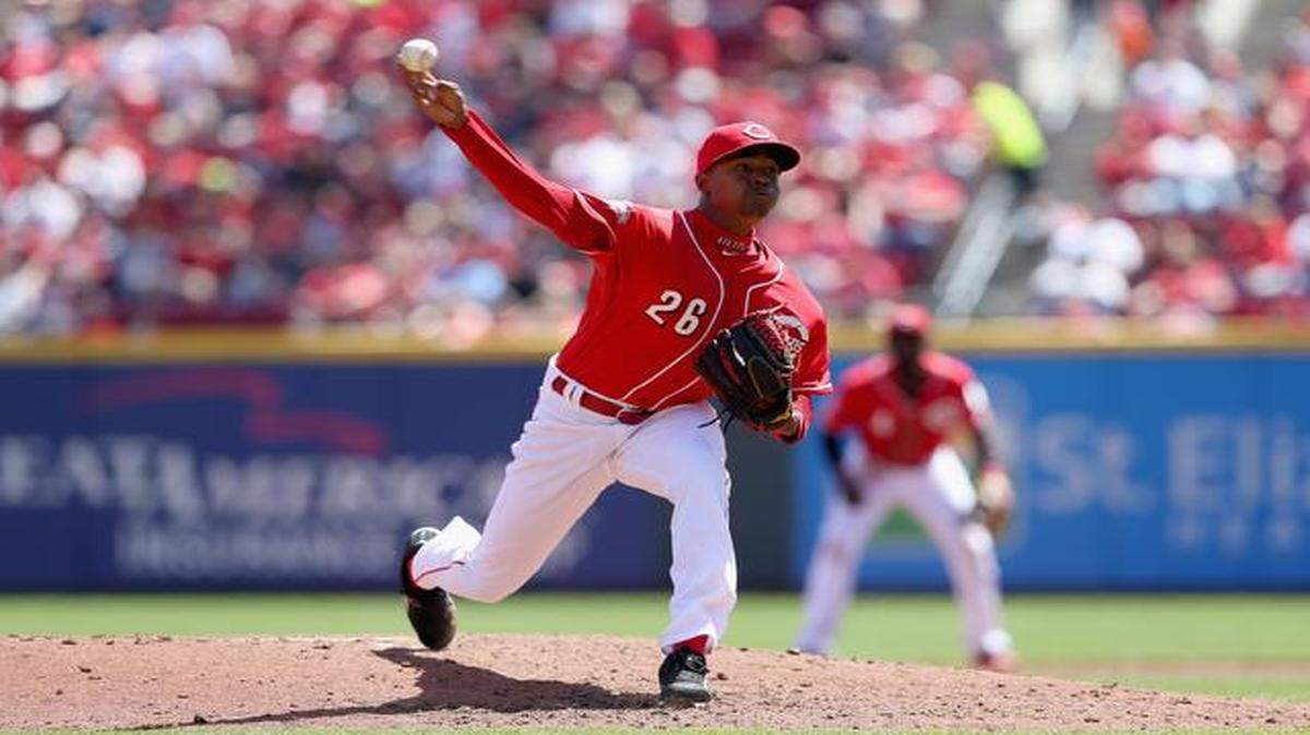 
Raisel Iglesias permitió tres carreras en cinco entradas en la lomita de los Rojos ante los Cardenales, en su estreno en las Mayores el 12 de abril del 2015.


