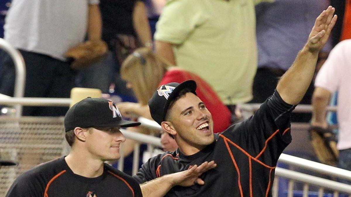 JOSE FERNANDEZ (d) y Tom Koehler celebran la victoria 4-3 sobre los Diamondbacks el 4 de mayo del 2016 en Miami.