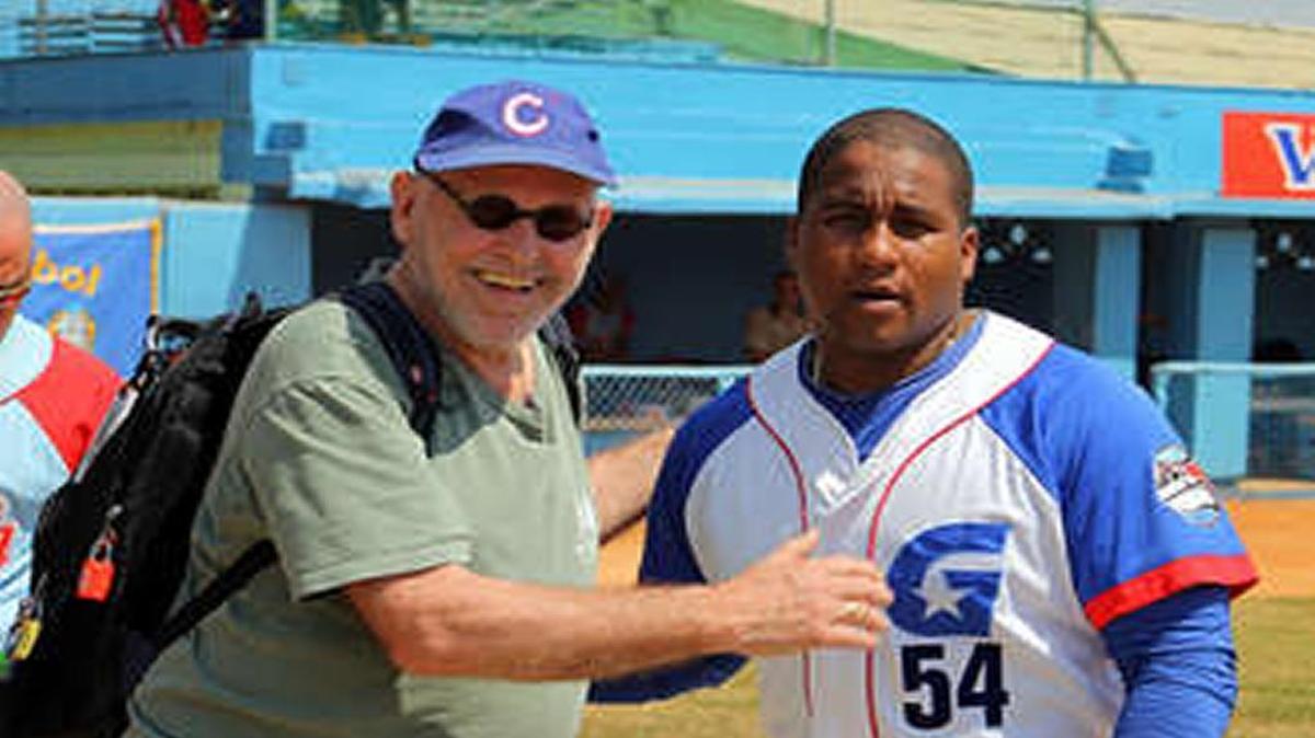 EL AUTOR junto al pelotero Alfredo Despaigne, uno de los pocos con material de Grandes Ligas que permanecen en la isla.