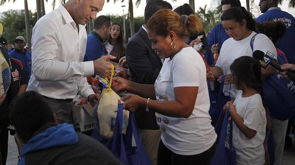 DEREK JETER reparte pavos a residentes de Miami el 17 de noviembre del 2017.