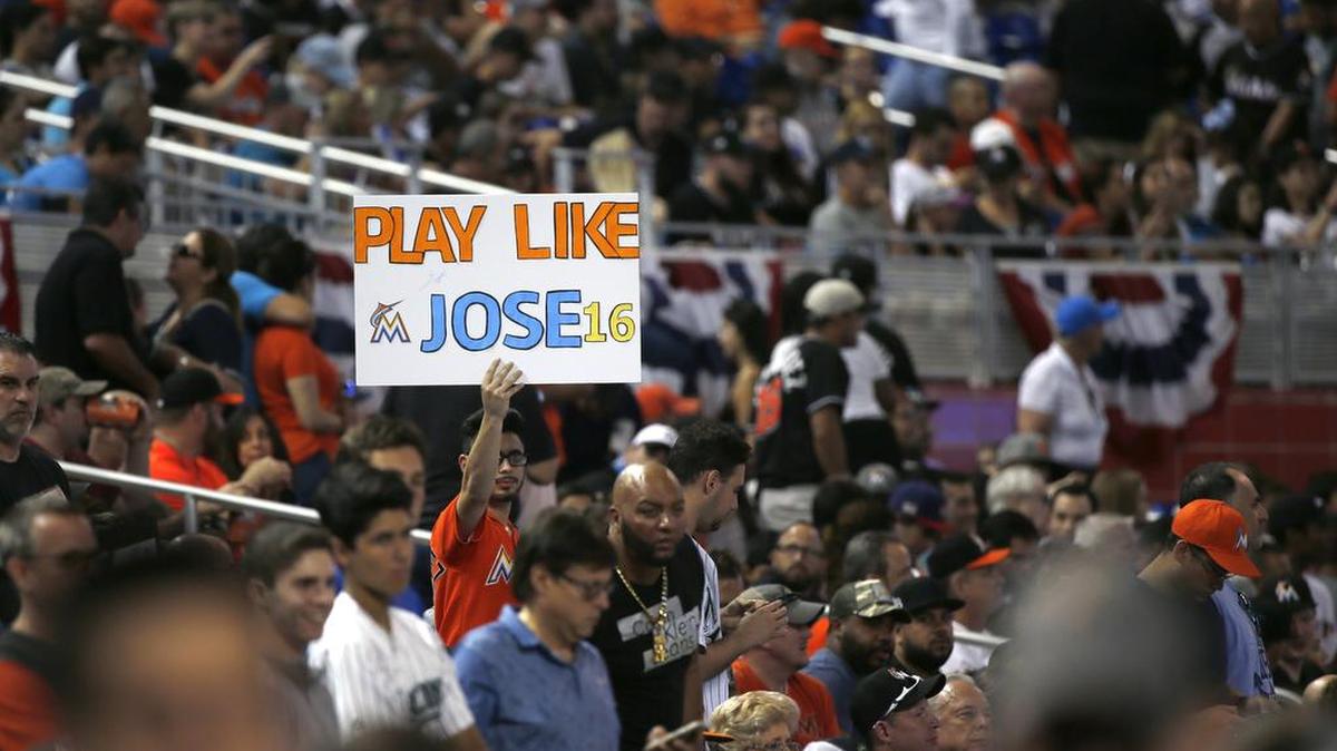 UN AFICIONADO sostiene un cartel en homenaje a José Fernández el 11 de abril en Miami.