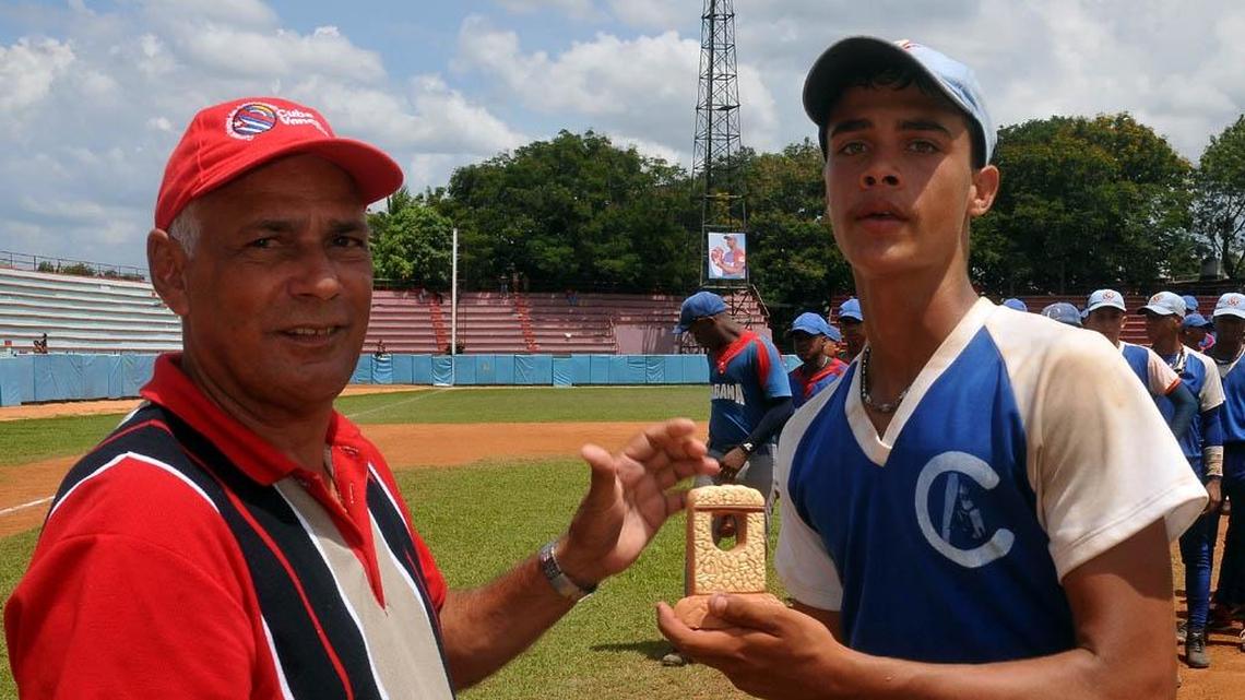 OSIEL RODRIGUEZ recibe un premio en un torneo cubano.