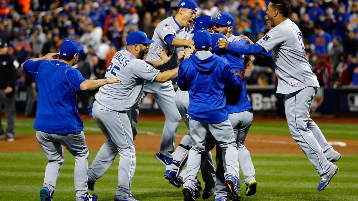 LOS JUGADORES de los Reales de Kansas City festejan el triunfo de la Serie Mundial del 2015 ante los Mets de Nueva York el pasado primero de noviembre.