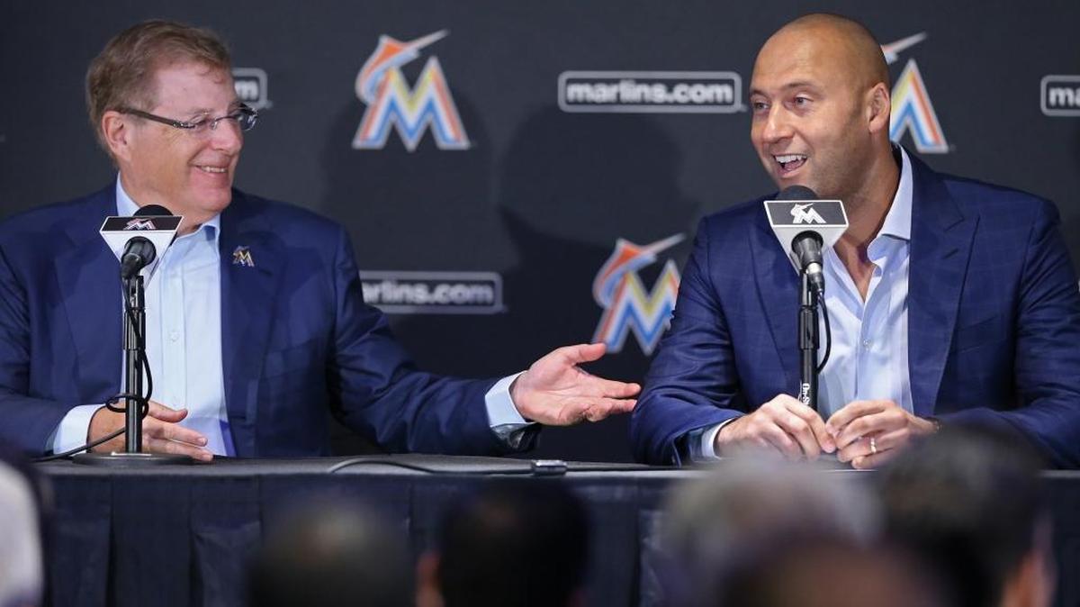 BRUCE SHERMAN y Derek Jeter (d) durante la primera conferencia de prensa en el Marlins Park el 3 de octubre del 2017.
