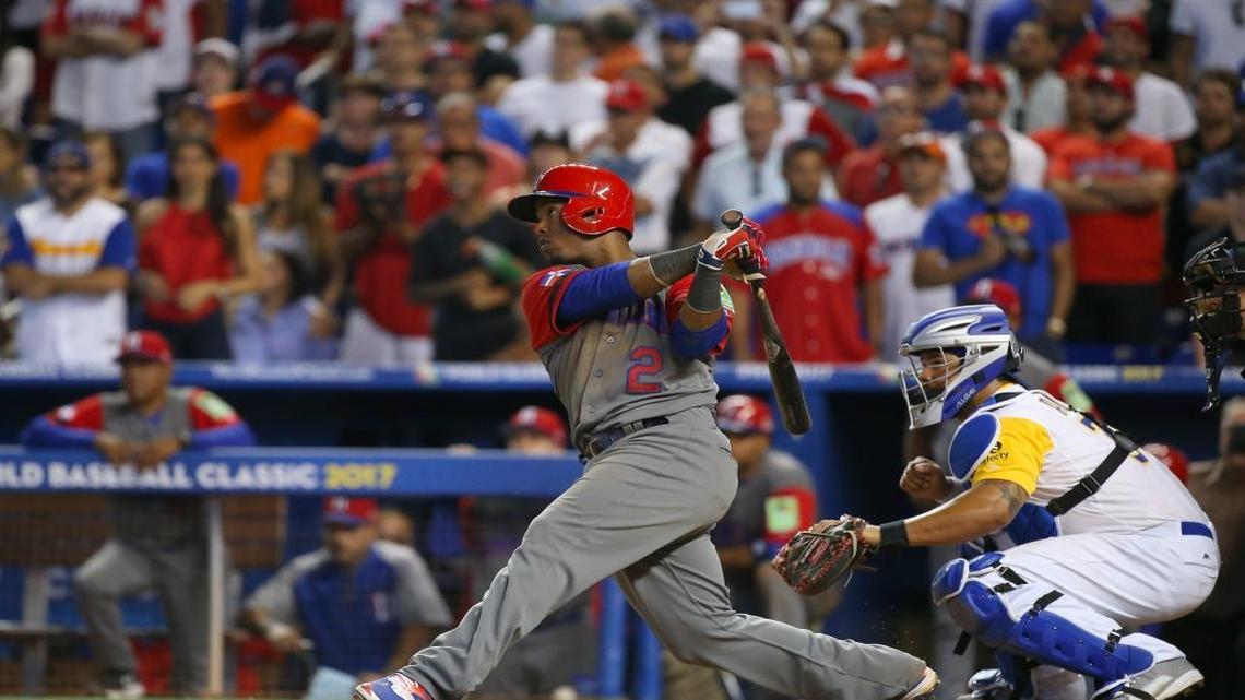 El bateador de República Dominicana Jean Segura conecta un doble impulsor de tres carreras en la entrada 11 en el Clásico Mundial, en el Grupo C, contra Colombia, en el Marlins Park el domingo 12 de marzo del 2017 en Miami.