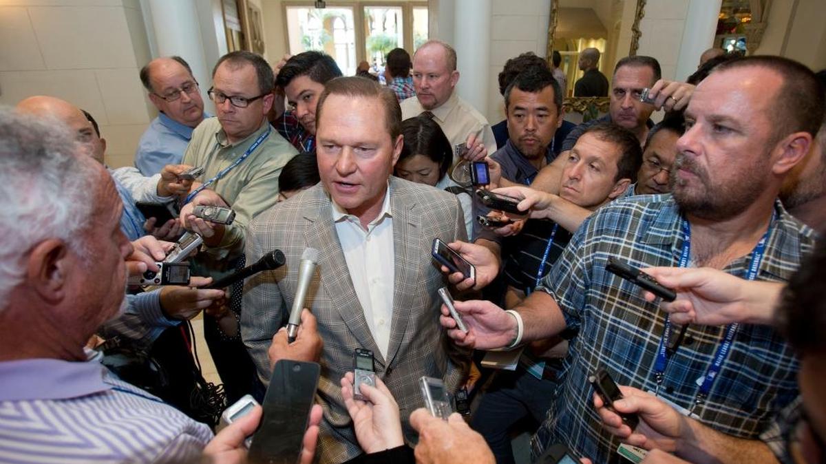 EL PODEROSO agente de peloteros, Scott Boras, conversa con la prensa en el pasado encuentro de gerentes generales que tuvo lugar el 11 de noviembre en Boca Raton.