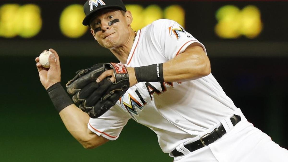 DEREK DIETRICH lanza a primera base en un choque contra Filadelfia el 6 de mayo del 2016.