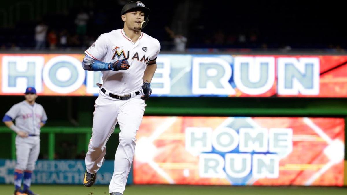 Giancarlo Stanton, de los Marlins, corre las bases luego de conectar un jonrón de tres carreras en el cuarto inning contra los Mets, la noche del lunes 18 de septiembre del 2017, en Miami.