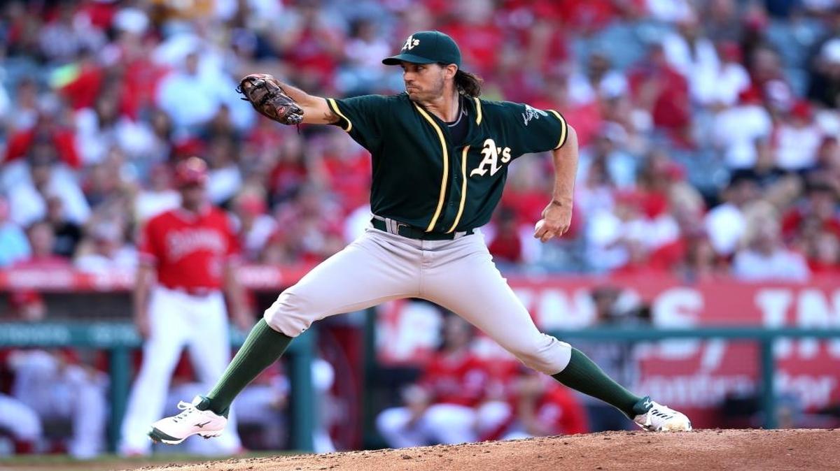 
Barry Zito lanza por los Atléticos en un juego contra los Angelinos el 30 de septiembre del 2015. El lanzador zurdo finalizó con marca de 165-143 y efectividad de 4.04, en 15 temporadas en las Mayores.
