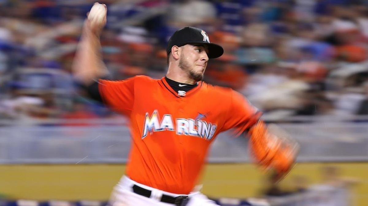 
José Fernández, de los Marlins de Miami lanza durante el primer inning en el juego contra los Padres de San Diego, en el Marlins Park, la tarde del domingo 2 de agosto del 2015 en Miami, Florida.
