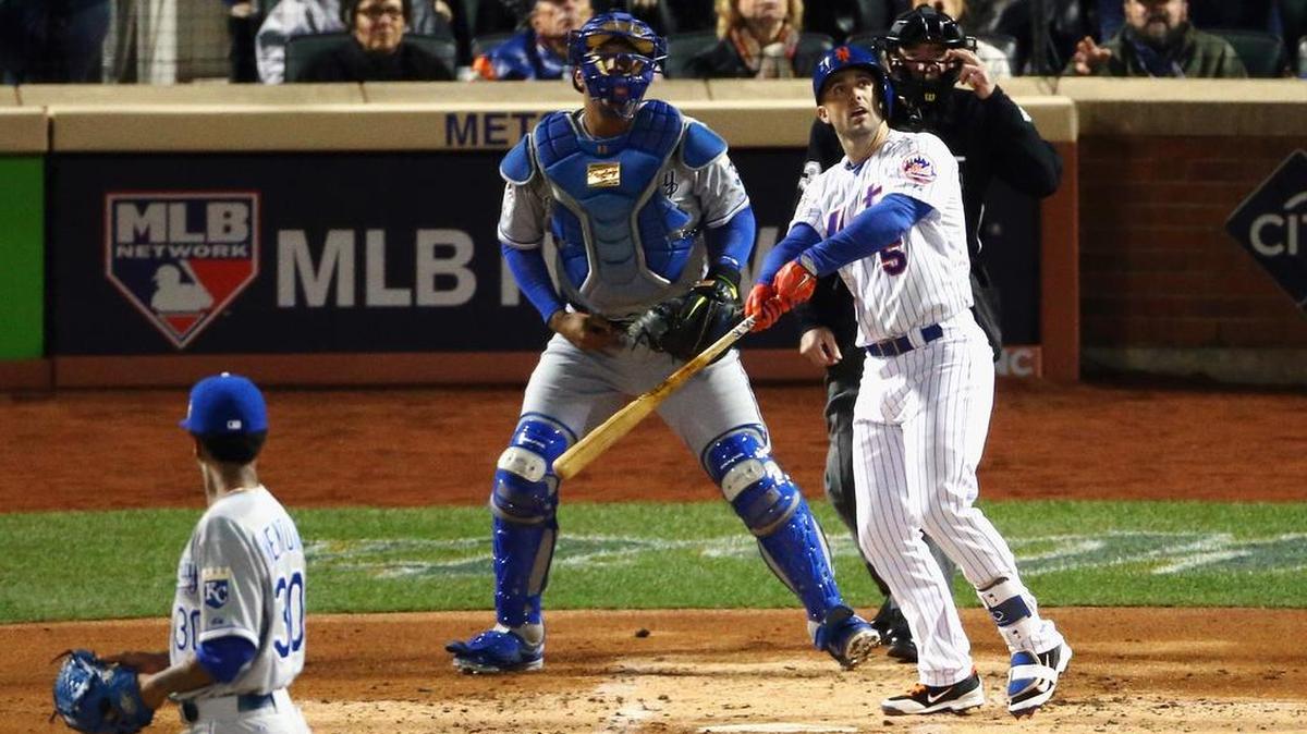 EL ANTESALISTA Dave Wright observa la bola tras conectar un cuadrangular para los Mets.