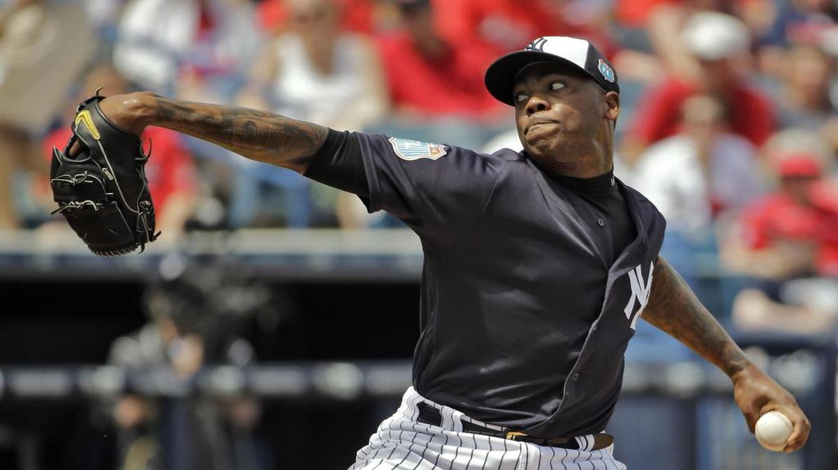 AROLDIS CHAPMAN lanza por los Yankees contra San Luis el 31 de marzo del 2016.