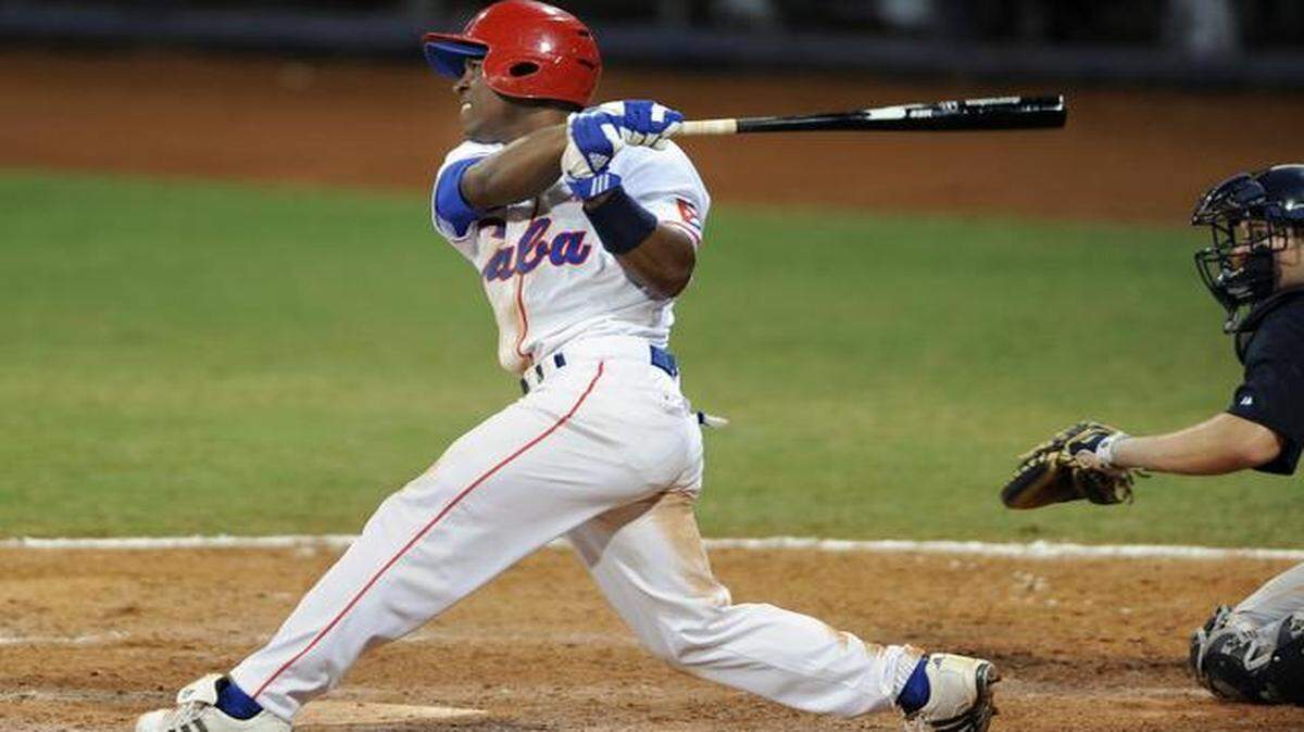 
Alexei Bell batea un jonrón de tres carreras por Cuba en un partido contra Estados Unidos en la Olimpiada de Beijing, el 22 de agosto del 2008.
