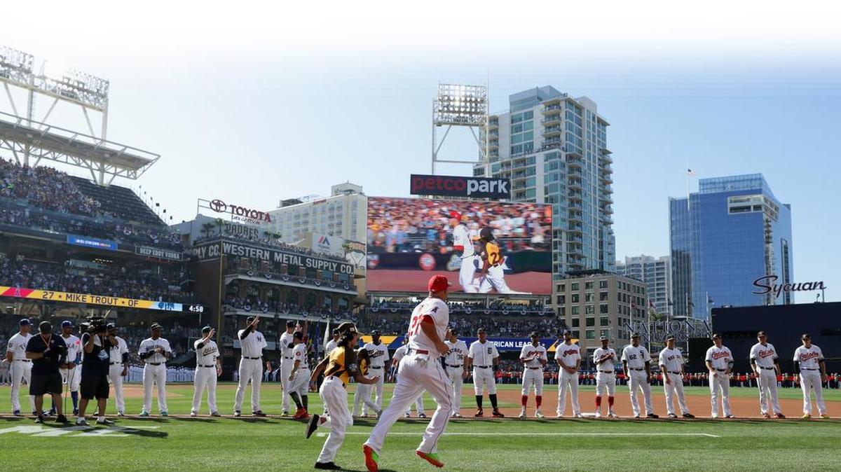 Mike Trout (27), de los Angelinos, ingresa al campo antes del inicio del 87 Juego de las Estrellas en el PETCO Park, el 12 de julio pasado, en San Diego, California.