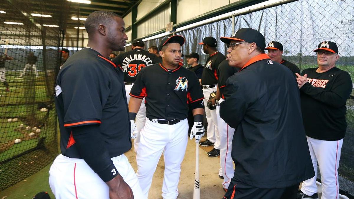 
Tany Pérez (der.) ofrece consejos a Adeiny Hechavarría (izq.) y Jhonatan Solano durante los entrenamientos primaverales el 27 de febrero del 2015 en Jupiter.
