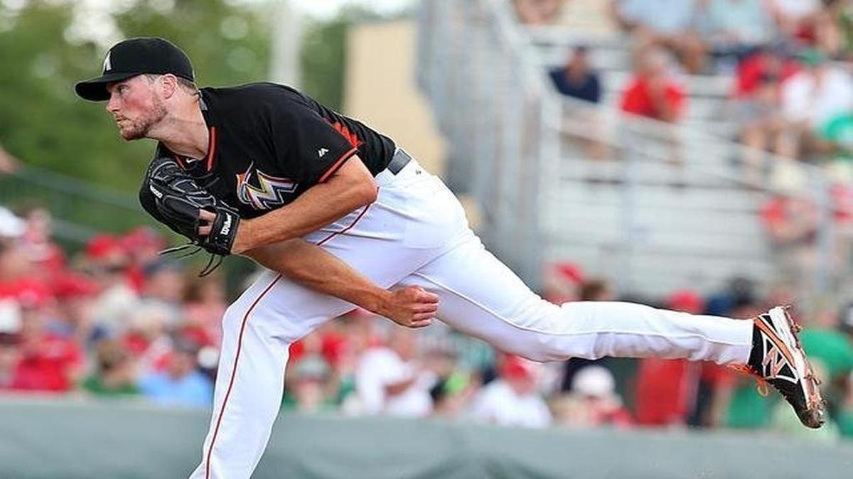 CARTER CAPPS calienta al inicio de la primavera del 2016.