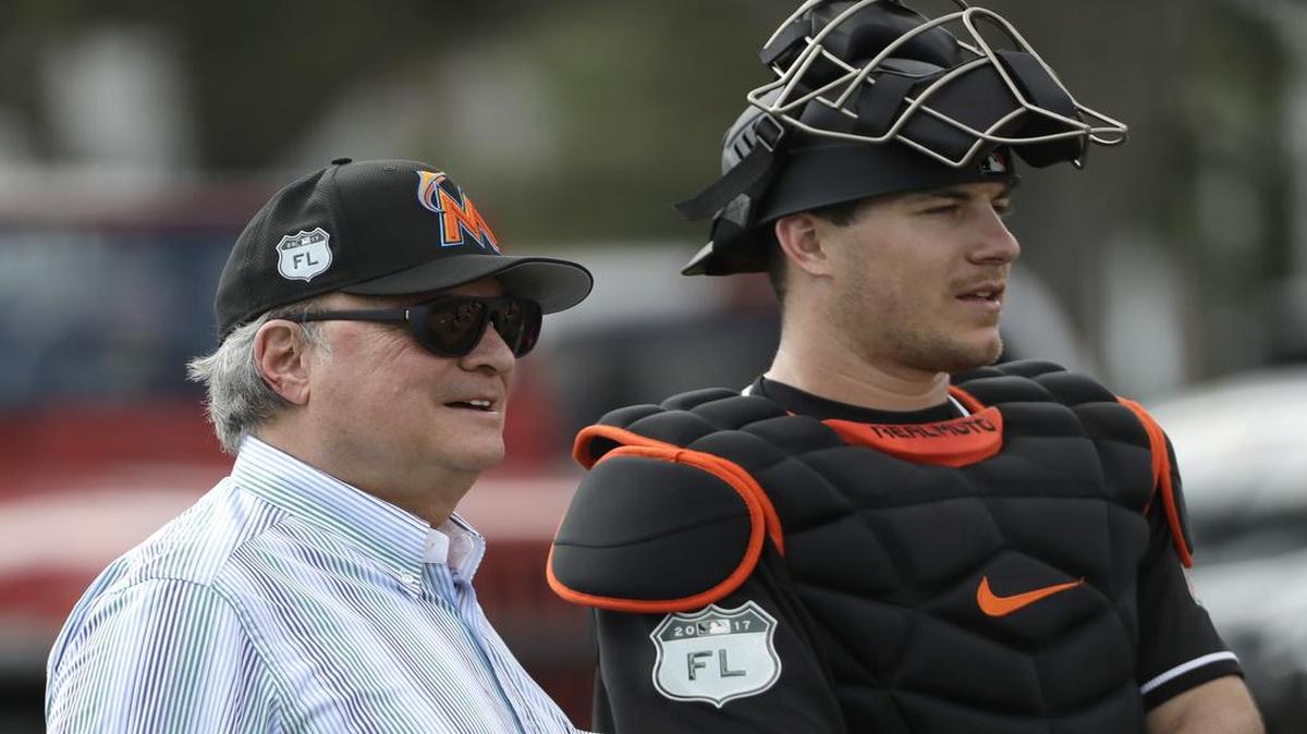 EL PROPIETARIO de los Marlins Jeffrey Loria (i) junto al receptor J.T. Realmuto en los entrenamientos de primavera el 14 de febrero.