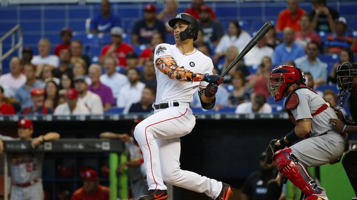 El jardinero de los Marlins Giancarlo Stanton batea un hit en el partido contra los Cardenales, el 10 de mayo del 2017 en Miami.