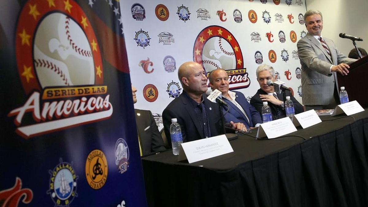 
MANNY ACTA (i) durante la presentación de la Serie de las Américas el 11 de septiembre en Miami.
