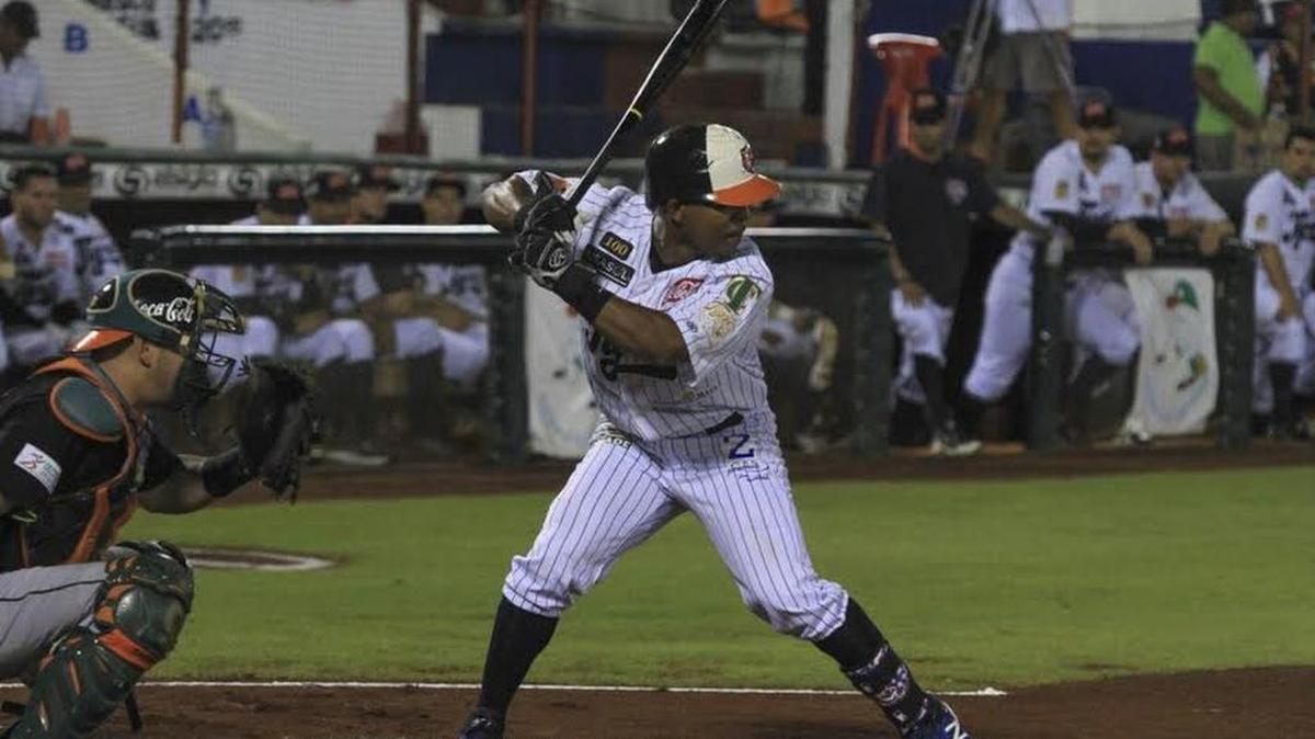 ALEXEI BELL participa en un juego con los Tigres de Quintana Roo.