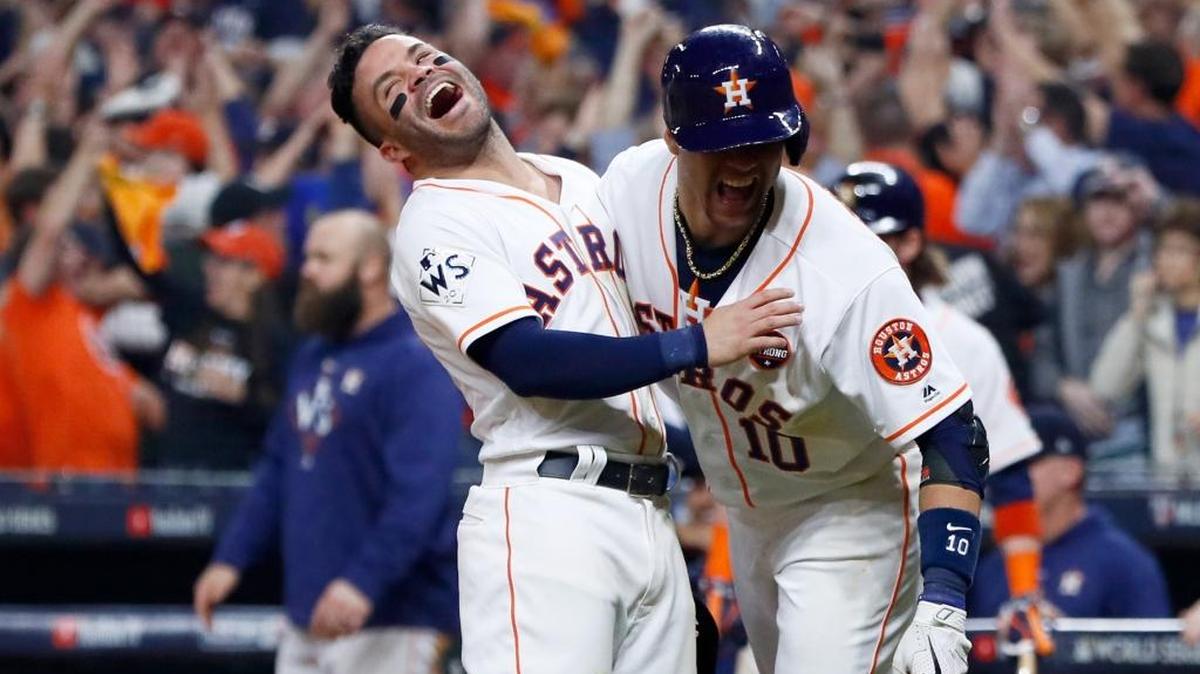 JOSE ALTUVE y Yuli Gurriel (d) celebran el cuadrangular de Carlos Correa contra los Dodgers.