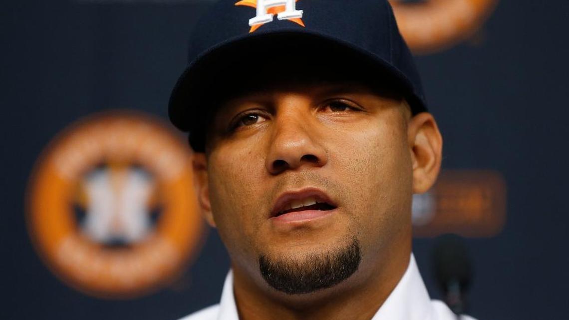 YULIESKI GURRIEL habla en la conferencia de prensa para presentar su pacto de $47.5 millones con los Astros el 16 de julio.