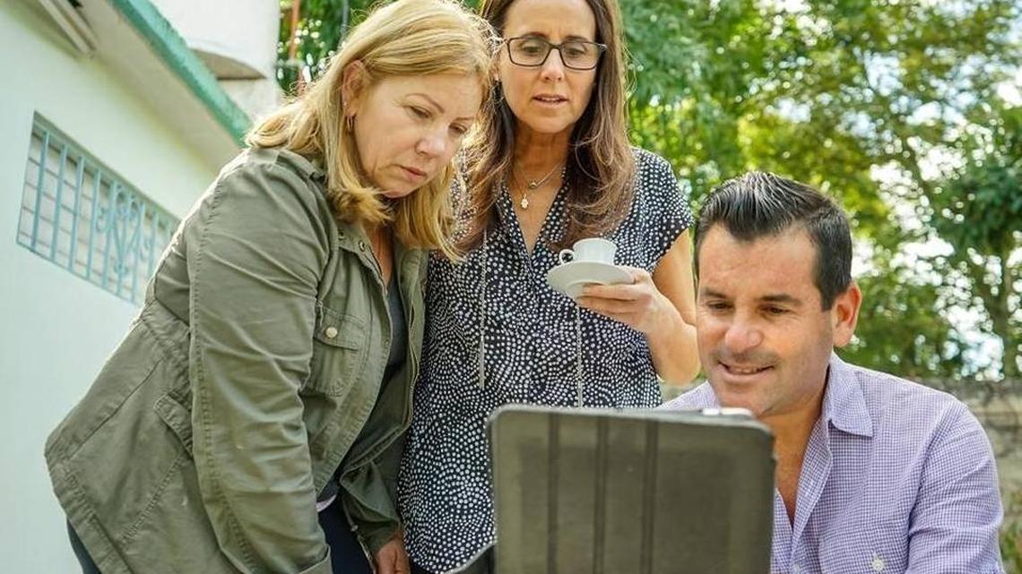 EL PRESIDENTE de los Marlins David Samson (d) junto a la madre de José Fernández (i) durante el viaje a Villa Clara la misa en honor al fallecido pitcher.