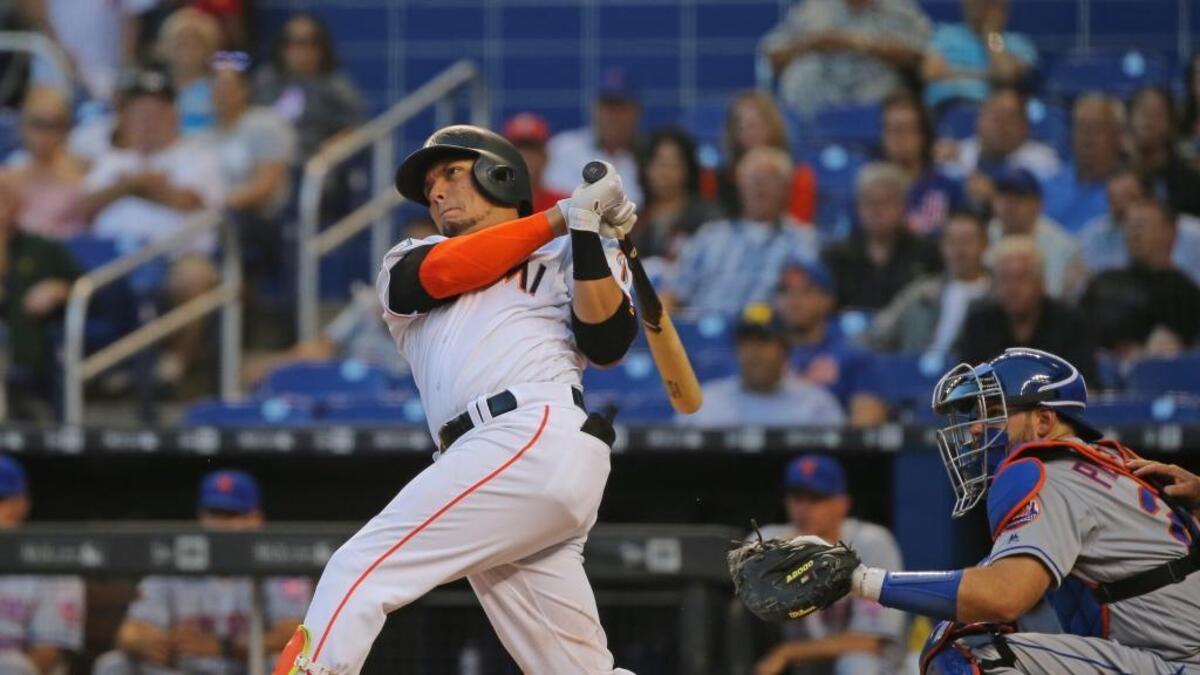 Miguel Rojas batea un jonrón por los Marlins en el primer inning del partido contra los Mets, celebrado el 11 de abril de 2018 en Miami.