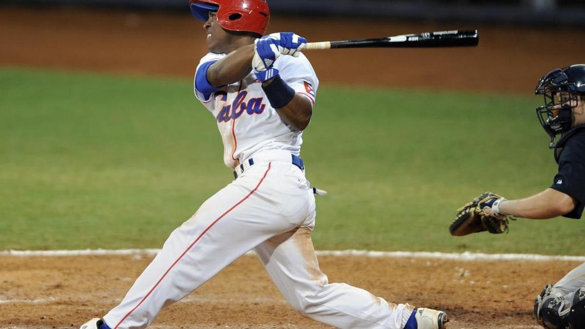 ALEXEI BELL pega cuadrangular en los Juegos de Beijing 2008 contra el conjunto de Estados Unidos.