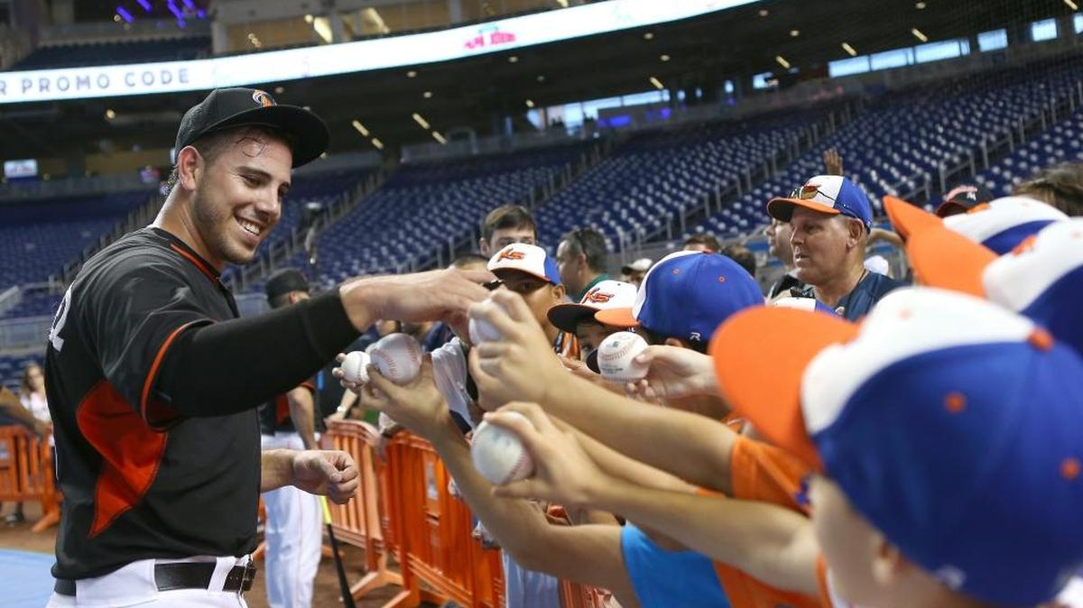 El lanzador de los Marlins José Fernández firma autógrafos el viernes en Miami.