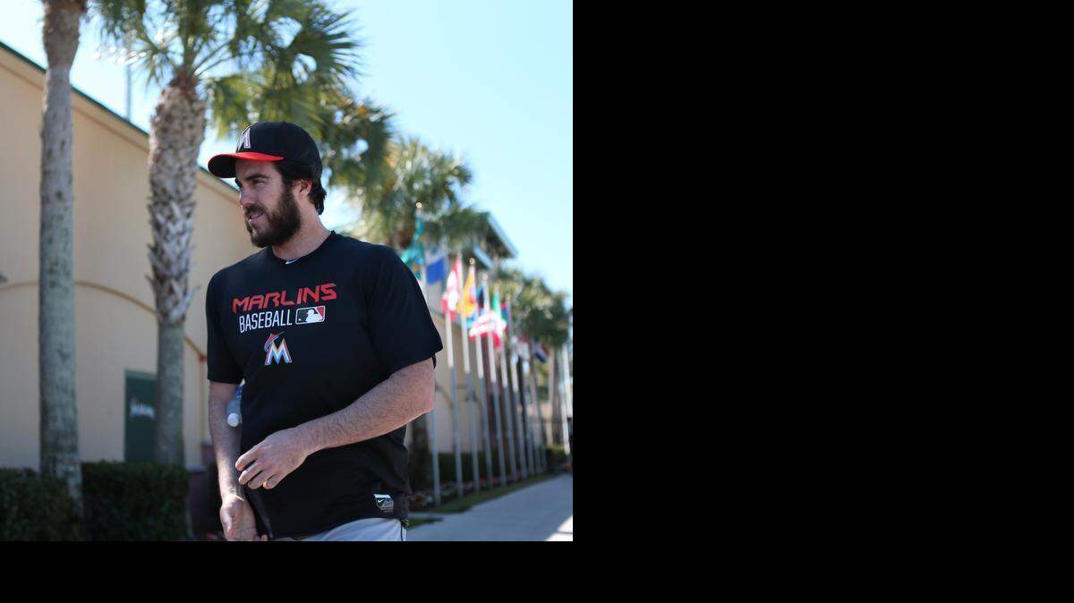 
El pitcher Dan Haren llega para los entrenamientos de los Marlins al Roger Dean Stadium en Jupiter, Florida, el viernes.
