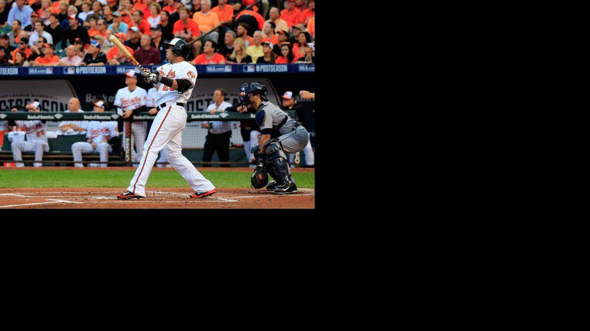 
Nelson Cruz, de los Orioles, sigue el curso de la pelota luego de disparar un jonrón de dos carreras contra los Tigres, el jueves en Baltimore.
