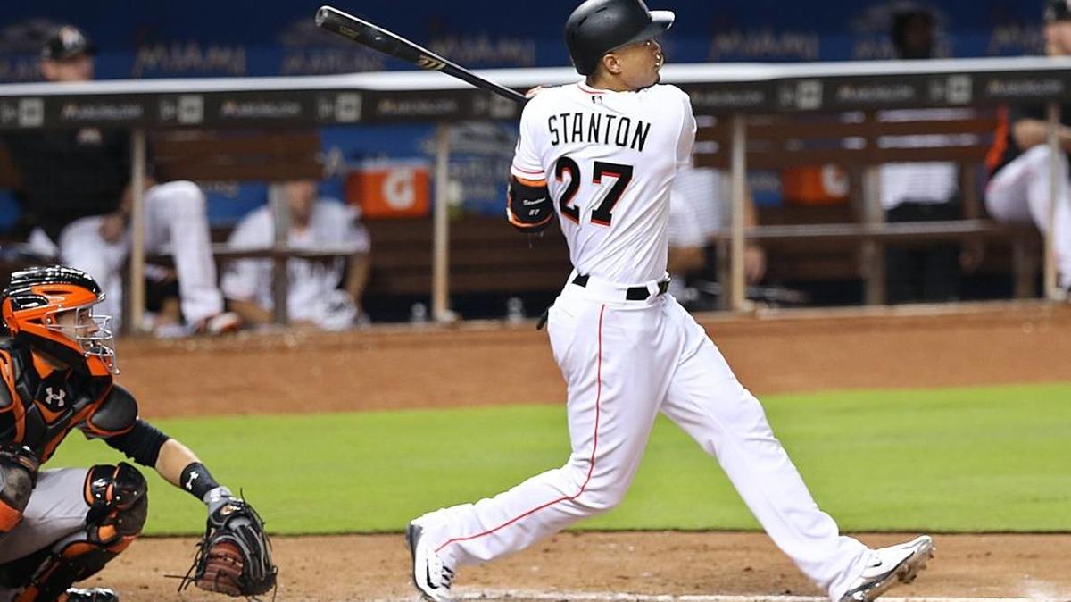 Giancarlo Stanton, de los Marlins, conecta su jonrón número 44, el martes en Miami contra los Gigantes.