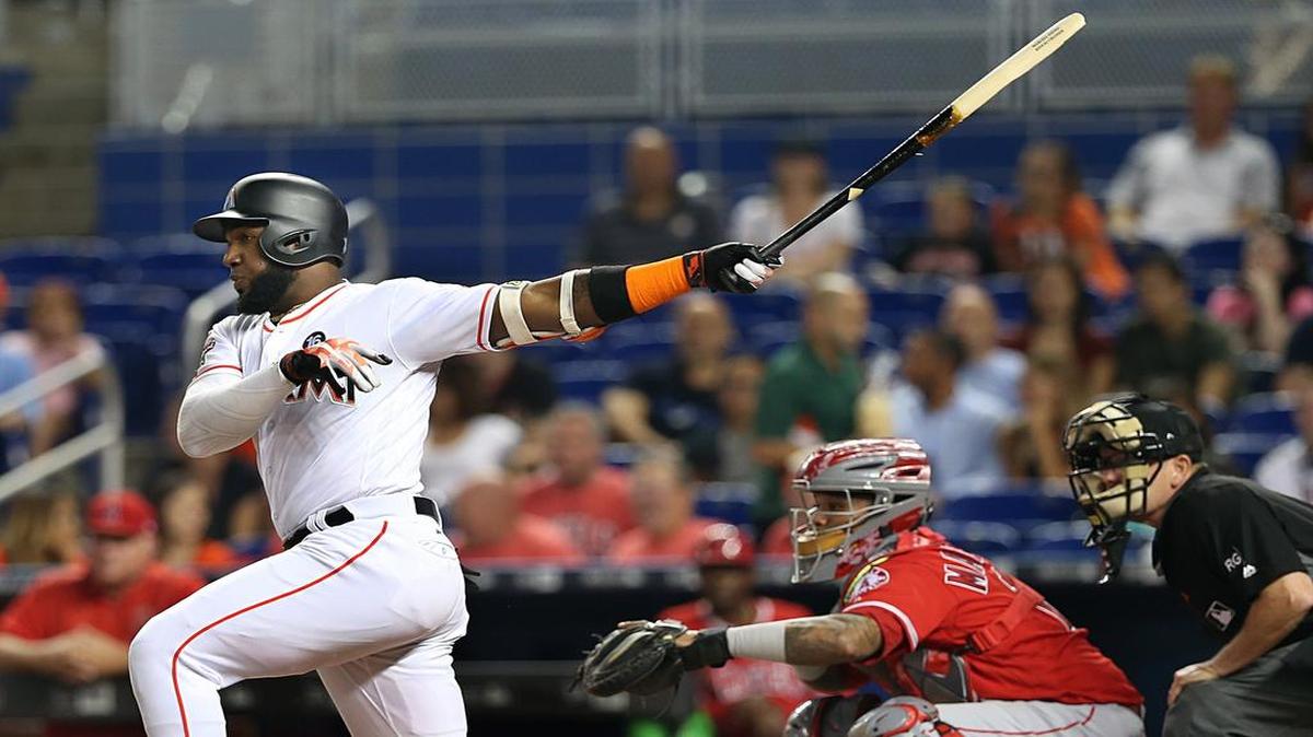 MARCELL OZUNA conecta un hit contra los Angelinos el 26 de mayo del 2017.