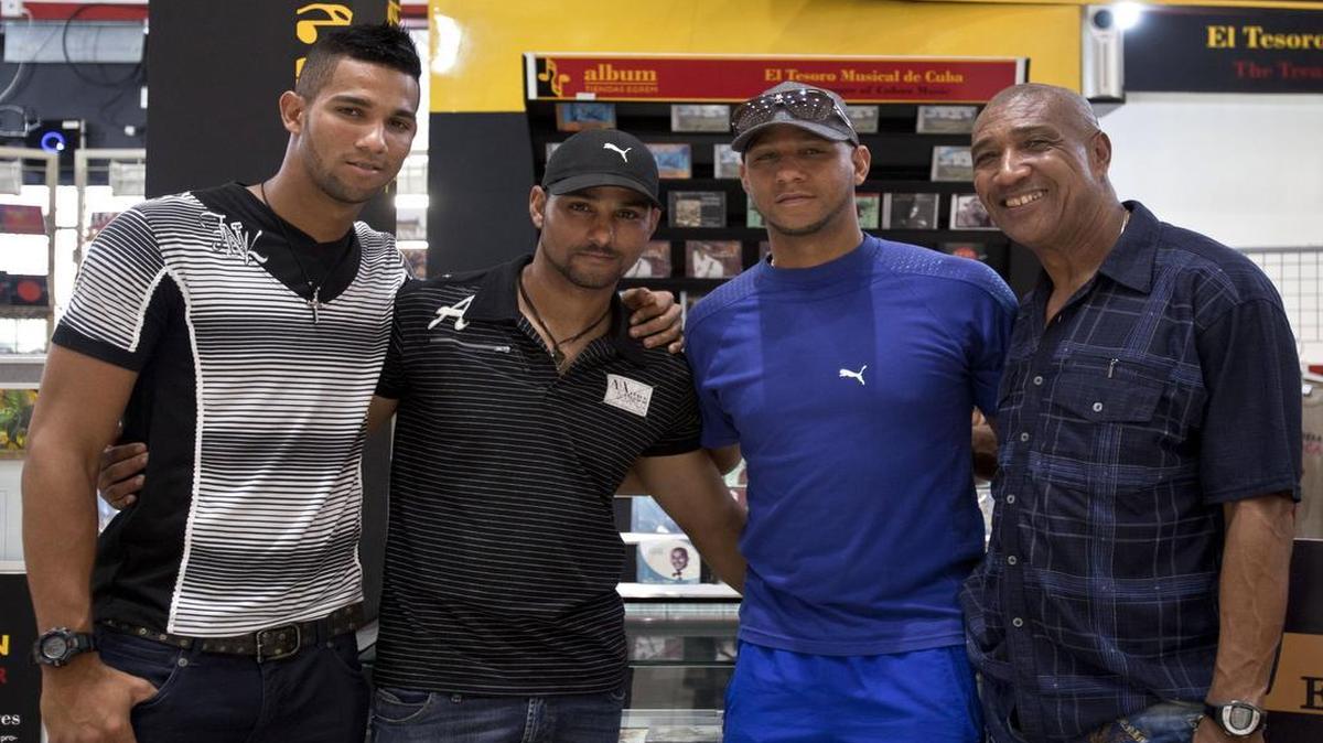 YULIESKI GOURRIEL (segundo a la derecha) junto a su padre Lourdes (d) y sus hermanos Lourdes Jr. (i) Yunieski Gourriel el 29 de mayo del 2014.