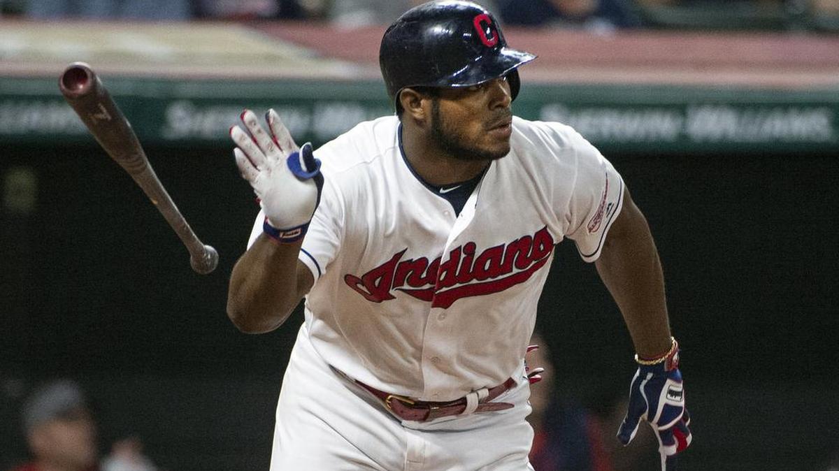 Yasiel Puig con la franela de los Indios conecta un doble ante los Filis el 22 de junio de 2019 en Cleveland.