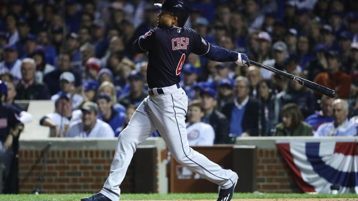 COCO CRISP conecta un imparable remolcador de una carrera en la séptima entrada para los Indios de Cleveland en la victoria sobre los Cachorros, el viernes en el Wrigley Field de Chicago.