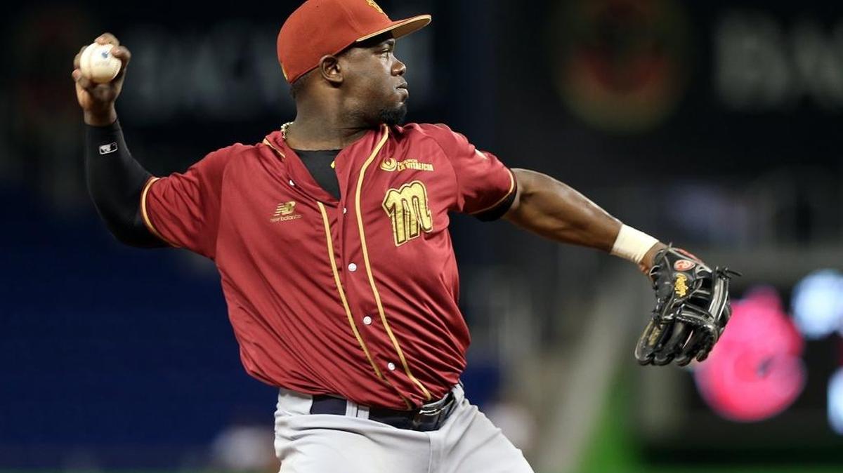 ADONIS GARCÍA juega con el Magallanes el 21 de noviembre del 2015 en Miami como parte de la Serie de las Americas.