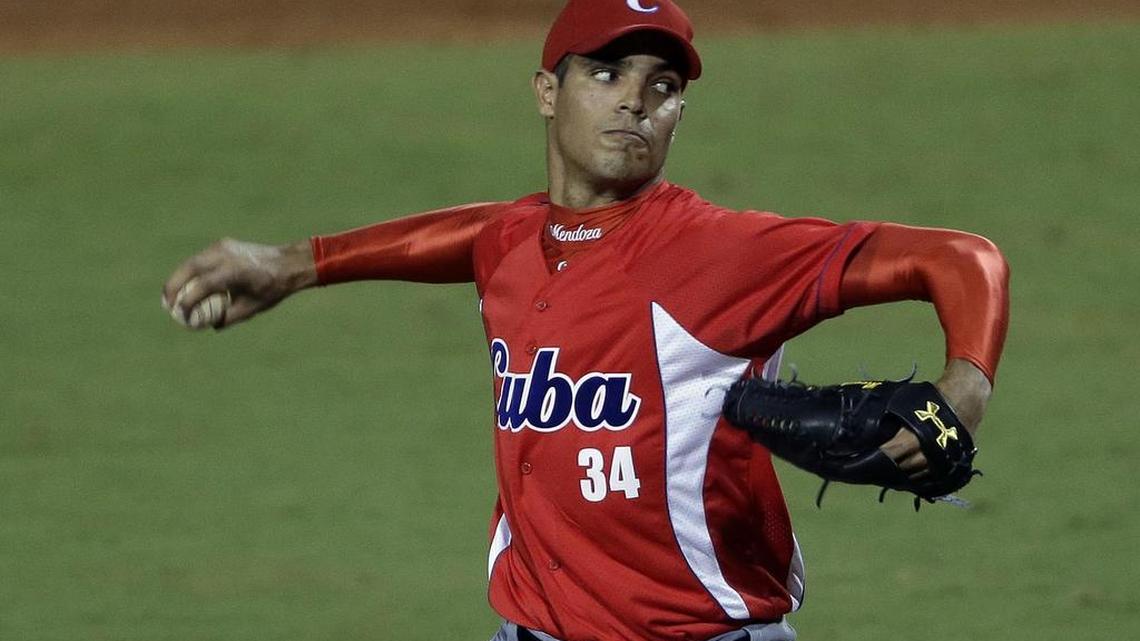HECTOR MENDOZA durante un juego contra un equipo universitario de EEUU el 6 de julio en North Carolina.