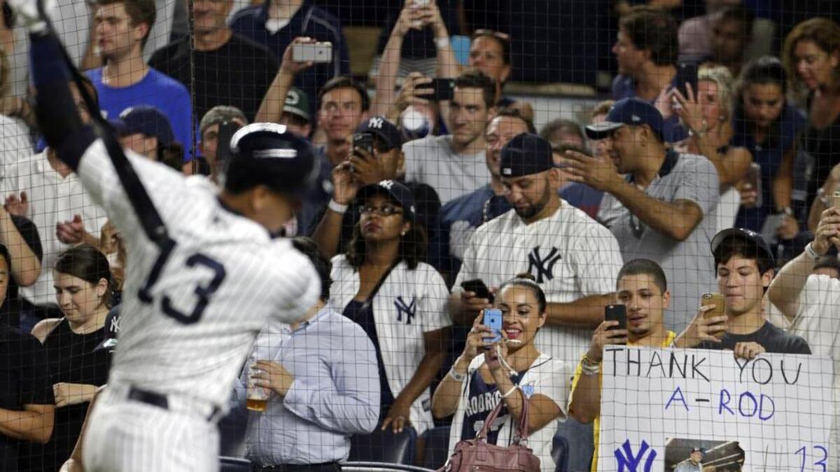 ALEX RODRIGUEZ es seguido por miles de aficionados en su turno final en Grandes Ligas el 12 de agosto en Nueva York.