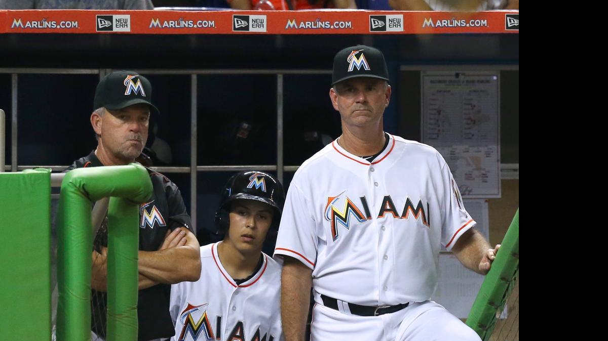
El mánager de los Marlins Dan Jennings (der.) en el juego contra los Orioles, el 22 de mayo pasado.
