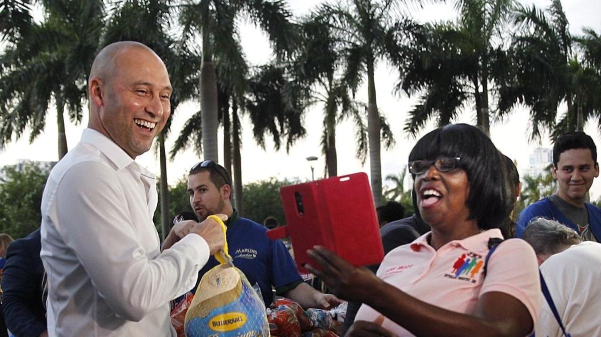 DEREK JETER entrega pavos a familias de Miami el 17 de noviembre del 2017 en el Marlins Park.