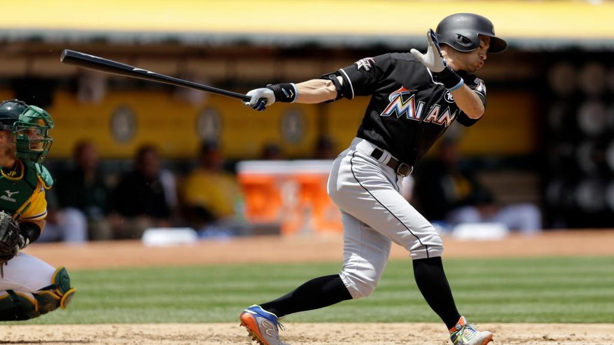 El jardinero de los Marlins Ichiro Suzuki se poncha ante los envíos del pitcher de los Atléticos Sonny Gray, este miercoles en Oakland.