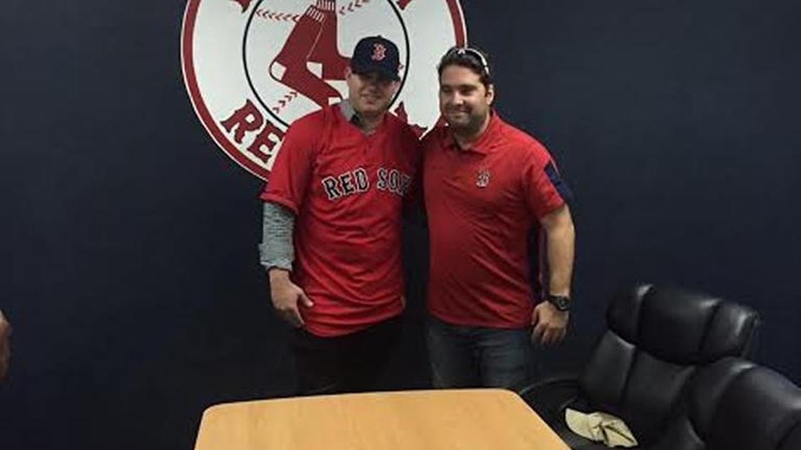 JORGE HERNANDEZ (i) tras firmar su pacto de Liga Menor con Boston.